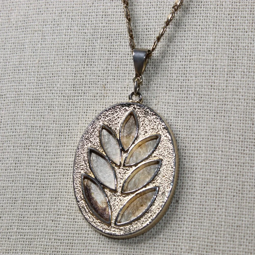 Sarah Coventry Necklace Reversible Floral Leaf Pendant 24in Gold Tone Vintage